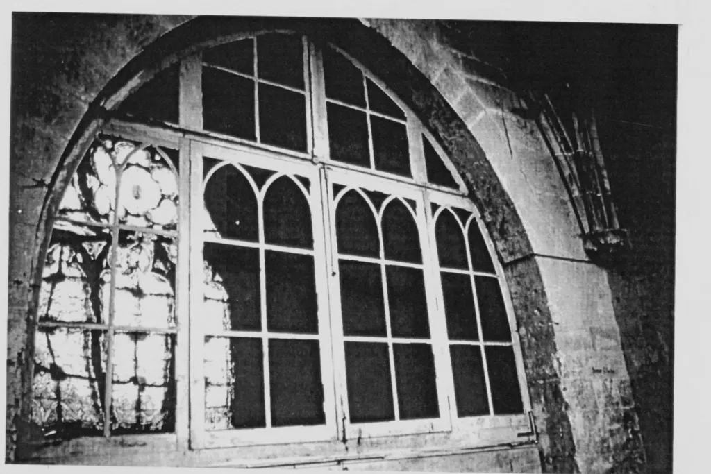 Fig. 13 Église de Mézières-en-Brenne, intérieur de la tribune, mur est, baie donnant accès à la nef.