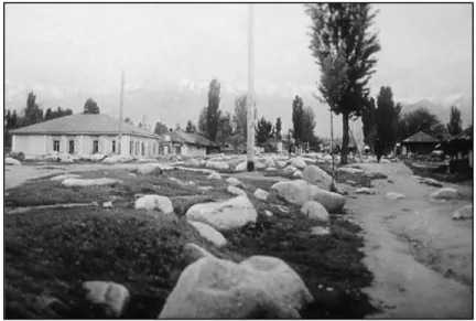 Figure  7:  Dépôts  de  la  lave  torrentielle  de  1921  dans  une  des  rues  d’Almaty  (Verniy  à  l’époque) 