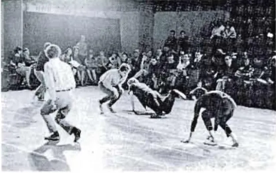 Figure 2.4  RlI/egame  5 (1964) de Trisha  Brown,  Judson  Memorial Church,  New  York 