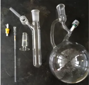 Figure 1.2 En ordre, bouchon et tube J-Young, tube  de Schlenk et ballon Strauss avec valve en téflon