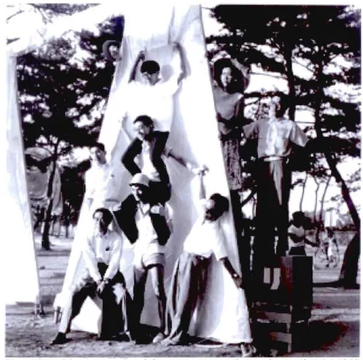 Figure  2.4 - Membres de  Gutai devant une  œuvre de  Tanaka Atsuko,  été  1955. 