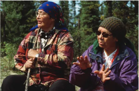 Figure 3.1  Sandra Guanish and Ann Joseph talking about medicinal plants  (2000). Photograph by Nadine Trudeau.