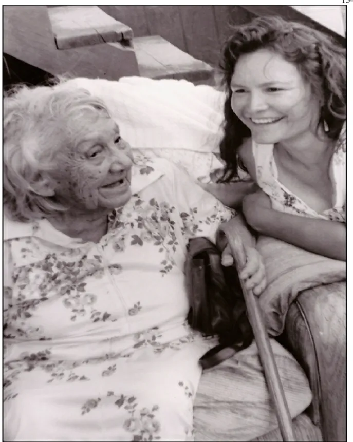 Figure 5  Photo :  Ma  grand-mère,  Sarah  Sam,  et  moi  à  l’occasion  de  son  centième  anniversaire, le 29 juillet 1996