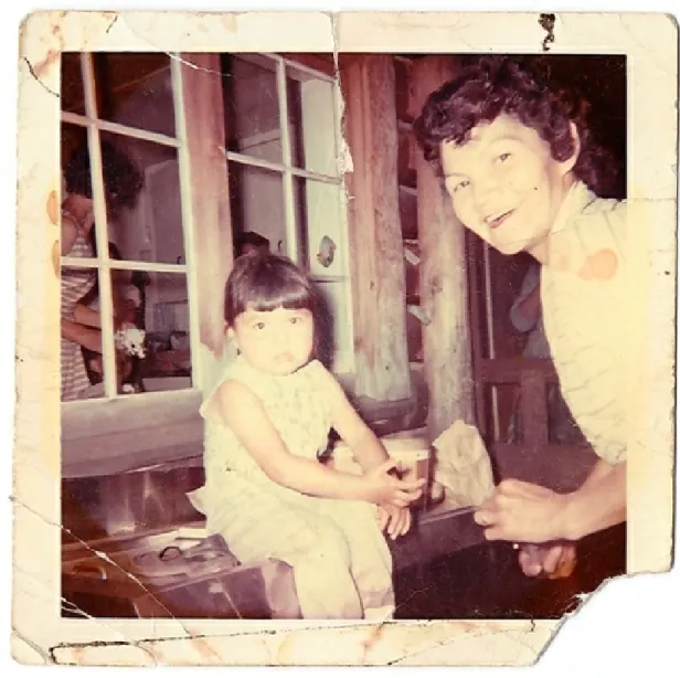 Figure 6  Photo : Ma mère Evelyn Sellars et la plus jeune de mes sœurs, Teena Ogden,  en 1962 ou 1963