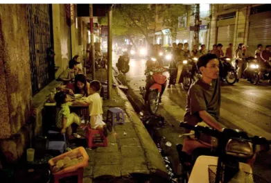Figure 4.2 Multiple uses of sidewalk space compete with each other  Source: D. Labbé, 2009 