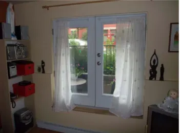 Figure 19 : Photo de la fenêtre du salon d’un logement  en« demi sous-sol », donnant sur la rue de Bullion 