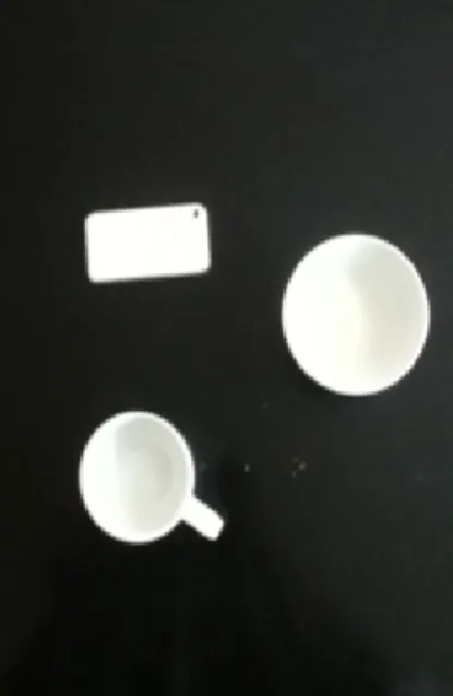 Figure 4.2 Exemple d’une vue qui affiche les images enregistrées par la caméra : deux tasses et un Iphone sur une table.