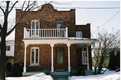 Figure 3.8     Maison urbaine construite en 1908, rue Filiatrault (quartier du Vieux Saint- Saint-Laurent)