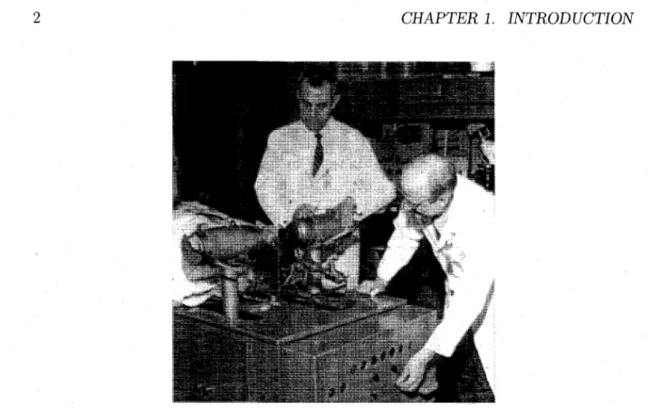 Figure 1.1 First clinical positron imaging device. Dr. Brownell (left) is shown with the  scanner (1953)  [BROWNELL,  1999]