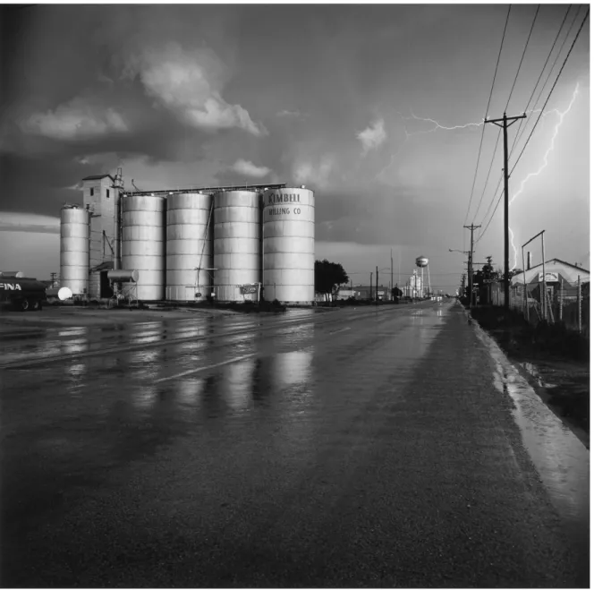 Figure 10 : Grain elevators and lightning flash / Lamesa, Texas. Frank Gohlke. 1975. 