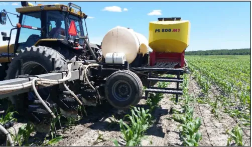 Figure 4  Applicateur d’engrais azoté liquide avec l’ajout d’un semoir APV et de tubes de descente 