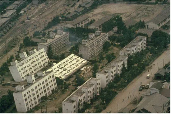 Figure 2-4 : Rupture des sols de fondation des bâtiments d’habitation Kawagishi-cho suite au séisme  de Niigata au Japon en 1964 (modifiée de Kramer 2008) 