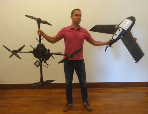 Figure 2: Les deux catégories les plus courantes de châssis drones sont les drones à voilure tournante (drone à rotors de type hélicoptère) et les drones à voilure fixe (type aile volante ou planeur)