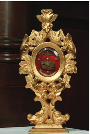 Fig.  2.  –  Liège,  Abbaye  bénédictine  de  la  Paix  Notre-Dame,  Vitrine  des  reli- reli-quaires (détail)