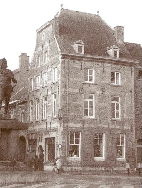 Fig. 6. Tongres. Maison en architecture traditionnelle mosane sur la Grand Place, au coin de la rue Saint-Trond, datee par les ancres de 1680, cliche de l'auteur, etat actue!.