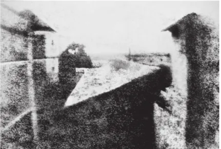 Figure 5 : Vue de la fenêtre du domaine du Gras, par Nicéphore Niepce, reconnue comme la première  photographie de l’Histoire