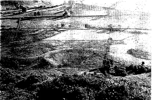 Fig. 3. Photos de traces de buttes périglaciaires interprétées comme des traces de pingos en 1963 au Pays  de  Galles,  à  proximité  de  Llangurig  (Pissart,,  1963)