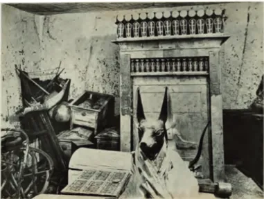 Fig. 7 : vue du mobilier funéraire le long du mur ouest de l’Antichambre  de la tombe de Toutankhamon