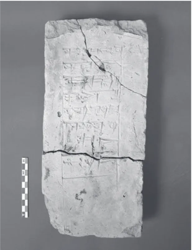 Fig. 9 : Brique inscrite ; argile ; H. 32 ; l. 15 cm ; Musée du Louvre, inv. AO 22122, mission de Genouillac   (© Musée du Louvre, Antiquités orientales) (= tableau 2 n° 1).