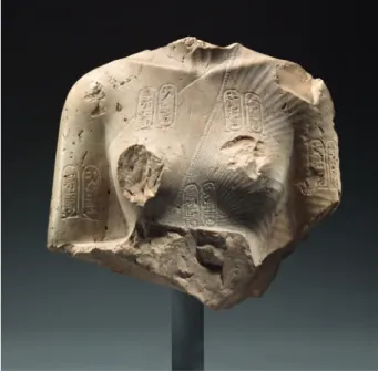 Fig. 5 : torse de statue de Néfertiti en calcaire induré retrouvé lors des  fouilles de H
