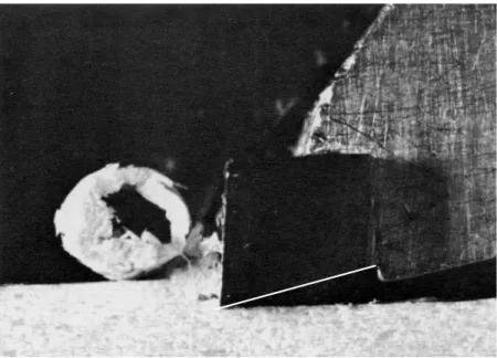 Figure 1.5: Copeau de type III, obtenu en direction 90°-0°, à un angle d'attaque de 5° et  1,14 mm de profondeur de coupe (tiré de Woodson et Koch 1970)