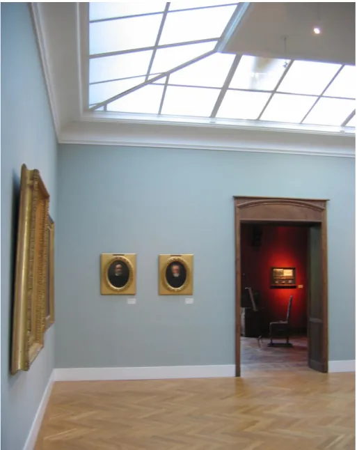 Figure 4 : salle des portraits, avec dans le fond, l’atelier