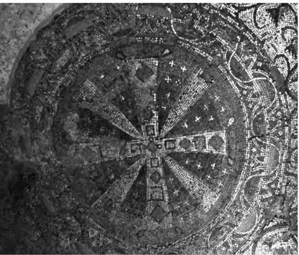 Fig. 7. Mar Gabriel, mosaici della volta, croce gemmata luminosa entro cerchio..