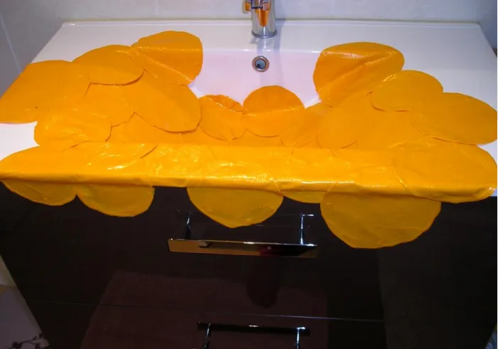 Figure 5: 32 peaux de peintures jaunes, chez Cindy, Herblay, France, acrylique sur lavabo, dimensions variées et variables,  Radmila UROSEVIC, 2014