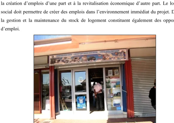 Figure 9 – Exemple d’activité commerciale intégrée au logement social ; un cyber-café situé sous Living Stones, un projet  de Yeast, A.F, 2012 