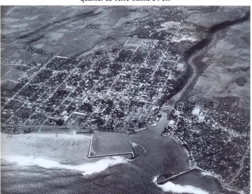 Figure 8. Photographie aérienne du centre ville de Saint-Pierre à l’ouest et du  quartier de Terre-Sainte à l’est 