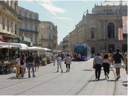 Figure 42 : Cohabitation tramway et piétons à Montpellier  Ces  opérations  de  redistribution  de  la  voirie  s’accompagnent  en  général  de  la  révision  des  plans de circulation au niveau des agglomérations ainsi que des politiques de stationnement