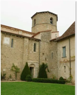 Figure 12: L'église de Saint-Hilaire-la-Croix vue de la cour  du prieuré 