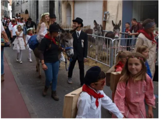 Figure 12 - Défilé de la Balouria dans le centre-ville historique, auquel de nombreux enfants  participent, présente la culture locale passée : les écoliers, les jeunes mariés et au fond les 