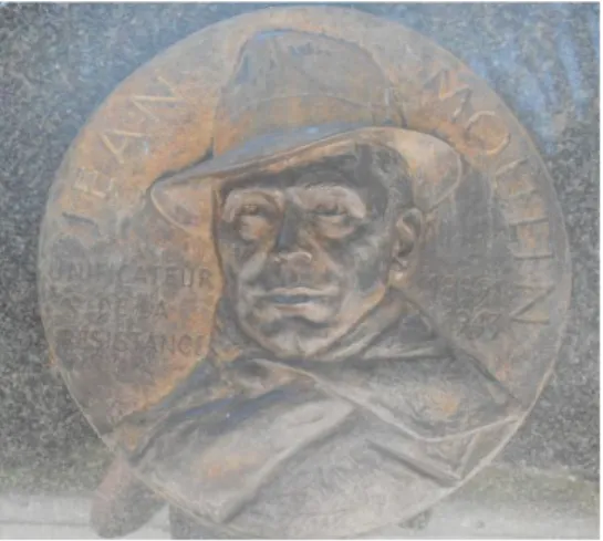 Figure 14 : Médaillon représentant la figure de Jean Moulin sur la stèle du square Pierre de Chevigné en  2015