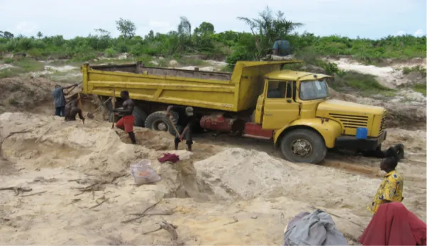 Figure 2.1 : Photo d’un camion engagé dans la tranchée de la carrière de terre ferme de Ahuikodji                       pour un chargement manuel