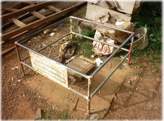 Figure 6 : Une borne du réseau géodésique national 42  déterminé en 2011 dans le quartier de Biyem Assi, au Sud-Ouest de  Yaoundé (Photo de l’auteur, mai 2015) 
