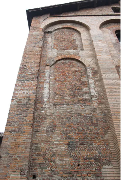 Fig.  1 5 Milano, basilica di San Simpliciano,   perimetrale nord del transetto settentrionale.