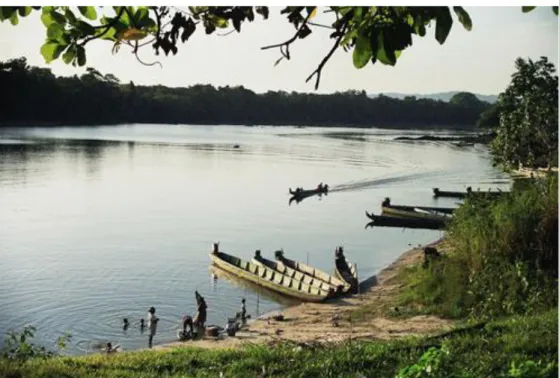 Figure 10 : Activités à Grand-Santi, sur le bord du fleuve Maroni, frontière fictive entre le  Surinam et la Guyane