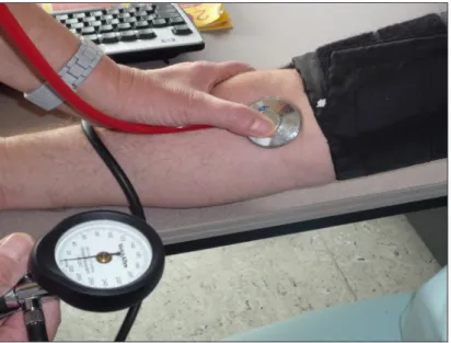 Figure 2. Positionnement du brassard et du stéthoscope pour  une mesure correcte de la PA.