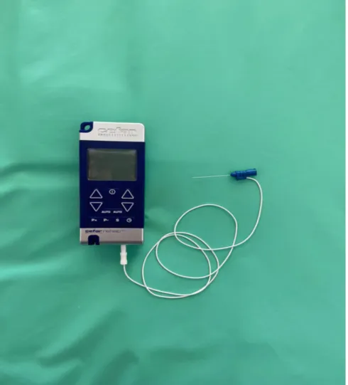 Figure 1 : Boitier de stimulation électrique relié à l’électrode-aiguille 