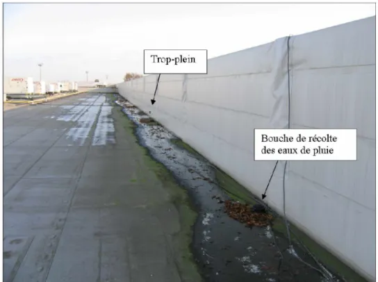 Figure 14 : Vue des évacuations et du mur de protection d’une toiture récoltant les eaux de pluie [Auteur : Degré A., 2006].
