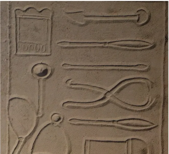 Figure n°1     :Stèle de l'époque romaine décrivant des instruments chirurgicaux  extrait de « L'art dentaire à travers la peinture », ACR édition, 1986, page 19