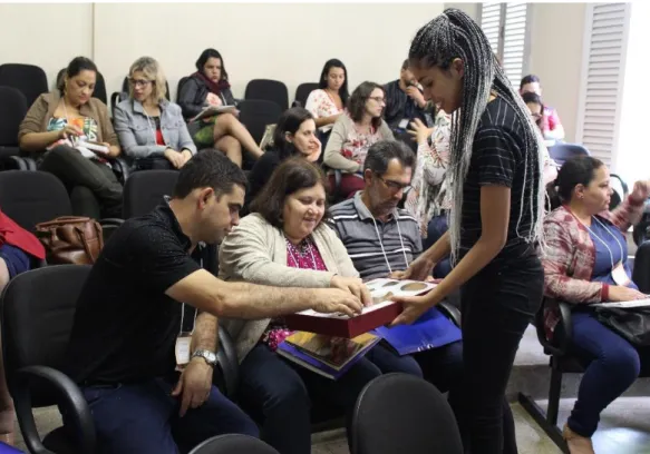 Figura 11: Professores de Orizona manipulando material arqueológico