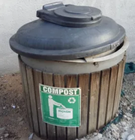 Figure  7  -  Système  de  compostage  souterrain  afin  d'éviter  les  problèmes  de  place  et  les  nuisances olfactives (Photographie personnelle) 