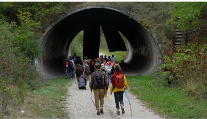 Fig. 1 Cinquième jour de l'Échappée Belle et dernier tronçon du parcours : marche entre la zone industrielle de Meyzieu et l'aéroport Lyon-Saint-Exupery 55 .