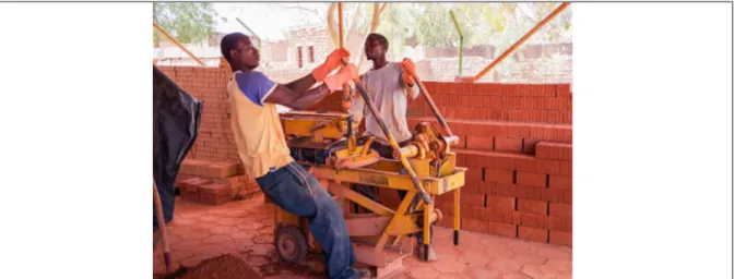 Figure 4. Fabrication des Briques de Terre Comprimée à l’usine Zi-Matériaux à Ouagadougou  (d’après l’auteur, 2017) – Presse à main de type TESTARAM  