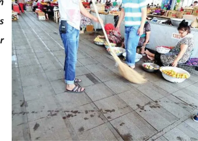 Figure 13. Balayeurs dans un marché, Ouzbékistan. 