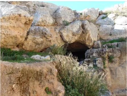 Figure 8 : Entrée secondaire de la grotte qui se trouve au sud du temple de Zeus et vue sur  le temple