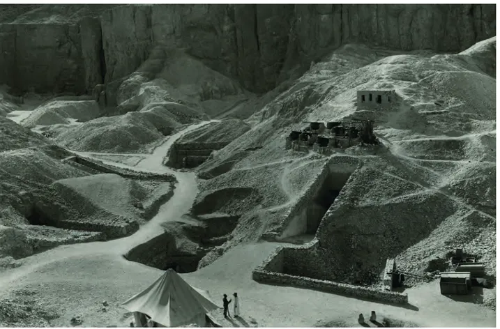 Fig. 8 : l’entrée de la tombe de Toutankhamon, à l’avant-plan, à droite, en contre-bas de celle de la tombe de Ramsès V–VI (KV 9), qui en a longtemps  protégé l’accès