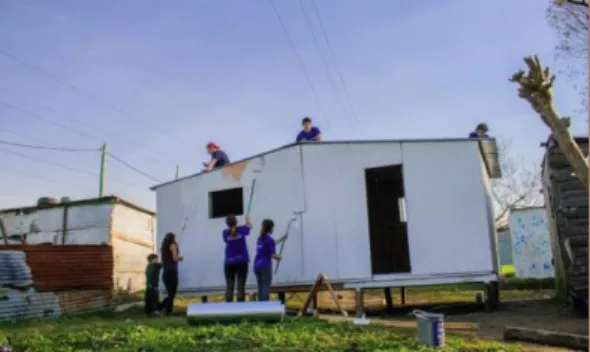 Figure 10 : Construction d’une « maison  d’urgence », via une collaboration entre les  habitants et TECHO,  dans un des bidonvilles 
